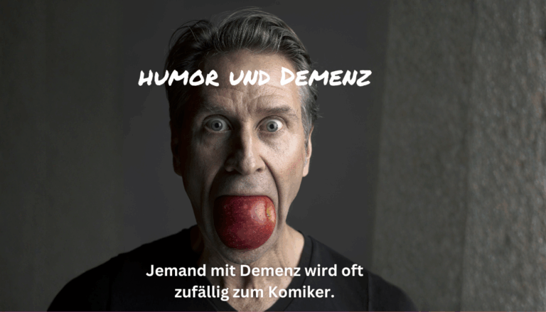 Älterer Mann mit einem Apfel im Mund blickt mit übertriebenem Gesichtsausdruck in die Kamera – symbolisches Porträt für Humor und Demenz.