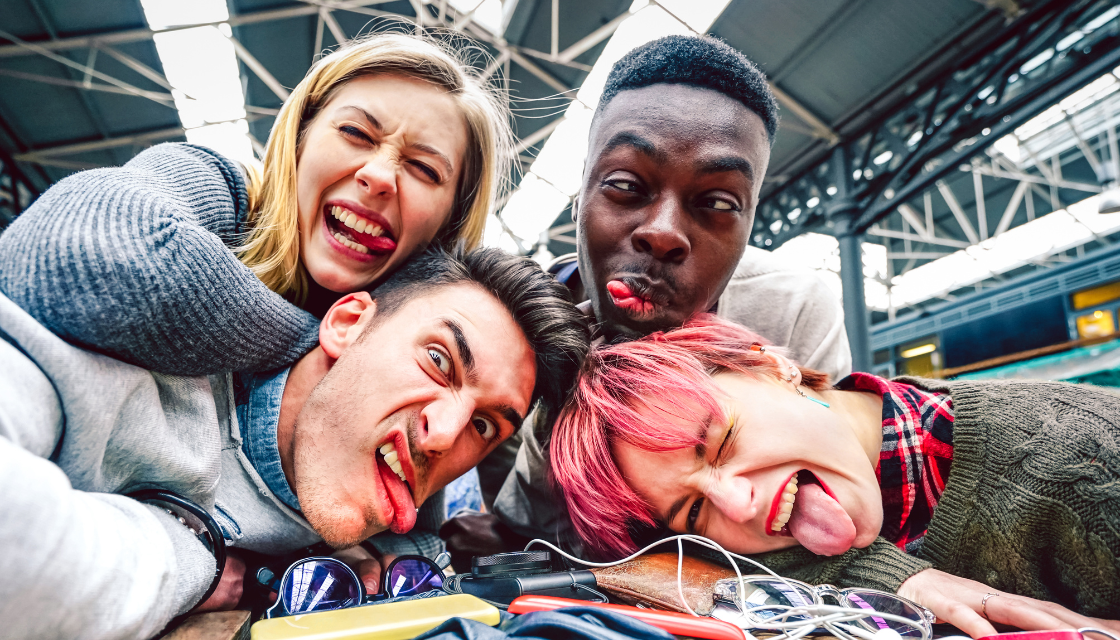 Menschen ziehen gemeinsam Grimassen und leben einen der effektivsten mentalen Gesundheit Hacks vor: Humor im Alltag. Die Szene zeigt, wie spielerische Leichtigkeit Stress reduziert und die mentale Resilienz stärkt.