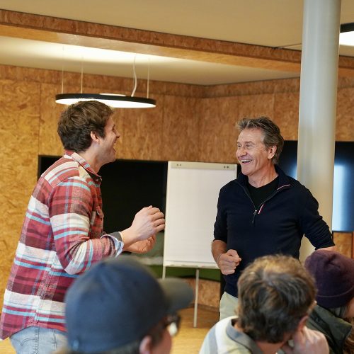 Rob Spence zusammen mit einem SEO beim Lachen bei einem Coaching für Führungskräfte Humor Workshop